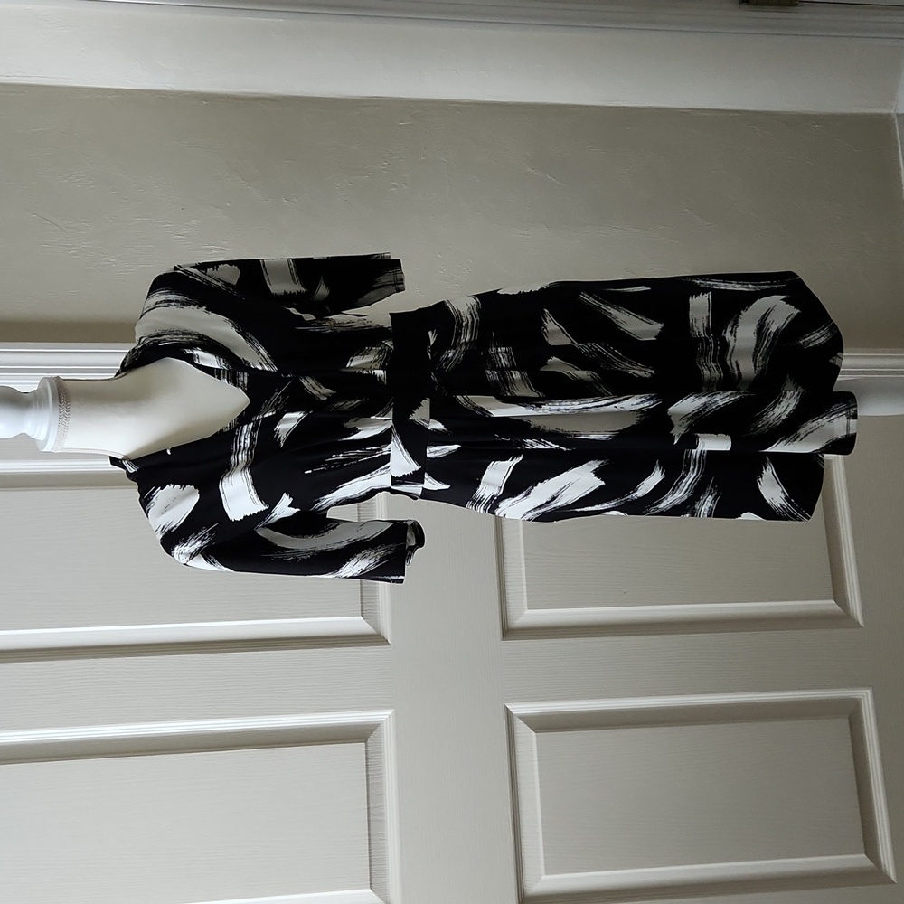 Chico's NWT women's short dress. Black/White Sz 2=12-14.